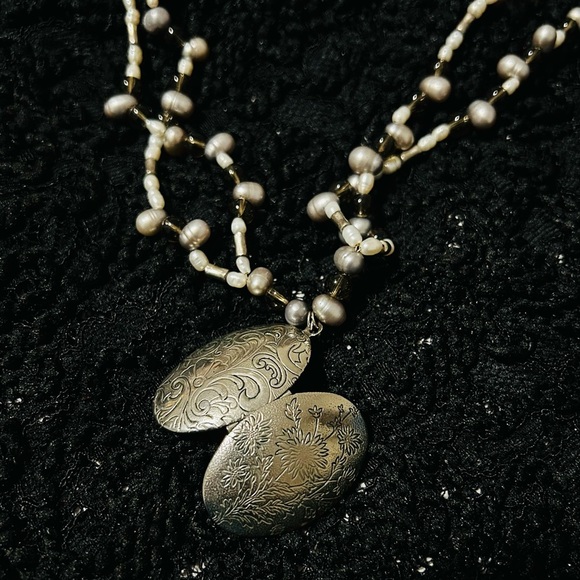 Elegant Pearl and Locket Necklace - Picture 4 of 4